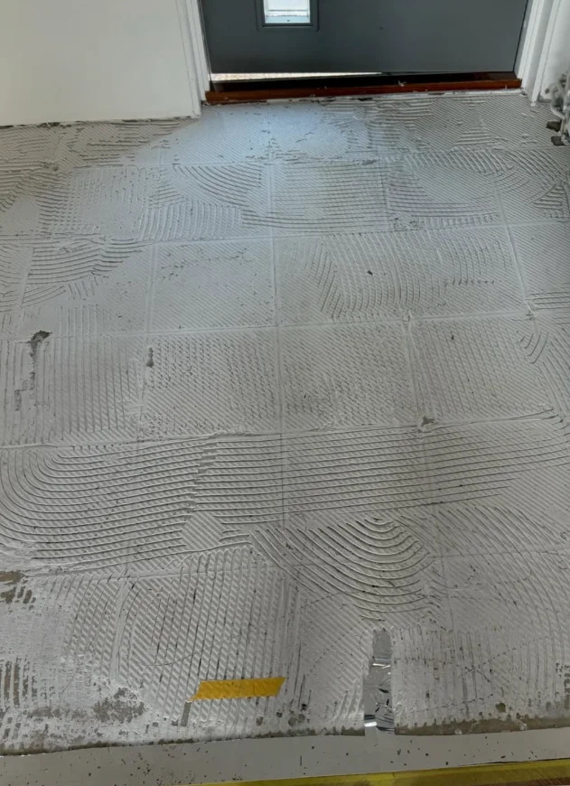 Upprivet gammalt trägolv innan renovering